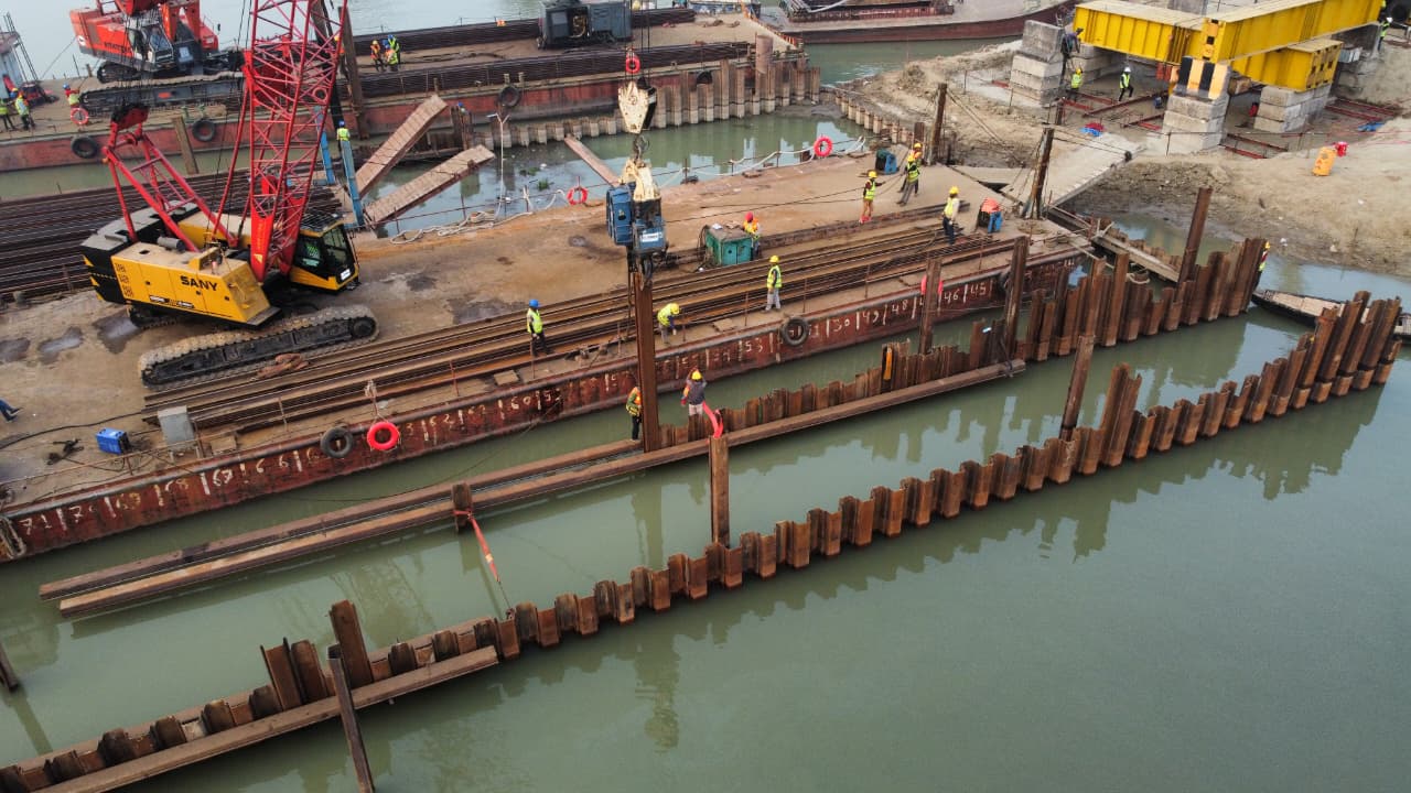 Sheet pile distributor